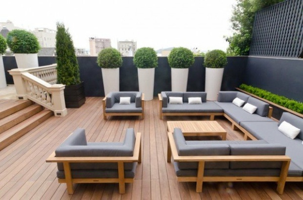 moderne terrasse på et smukt møbeltag