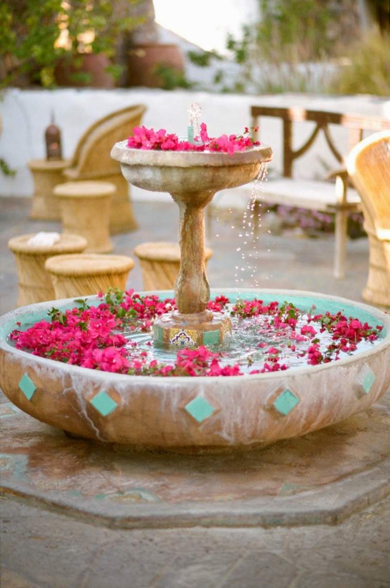 tema-ekteskap-marokkansk dekorasjon-utenfor-fontenen blomster Bilde