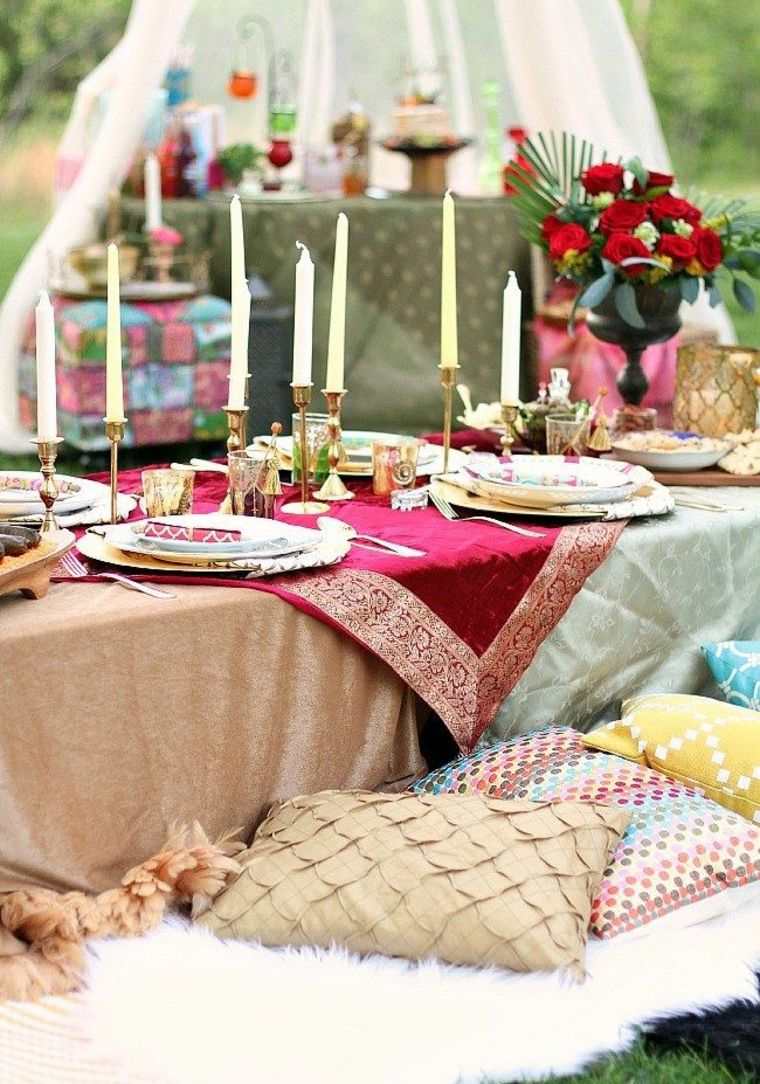 tema pernikahan moroccan ide-table-deco-morocco-cushions-lilin