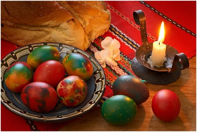 telur easter russian tradisi Paskah roti lilin deco meja bunga Paskah