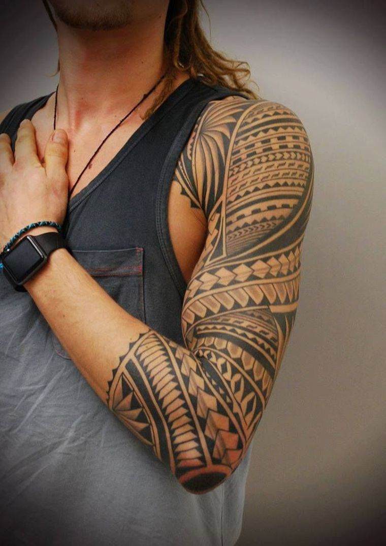 Tribal-tatoyage-Maori-man-woman-arm