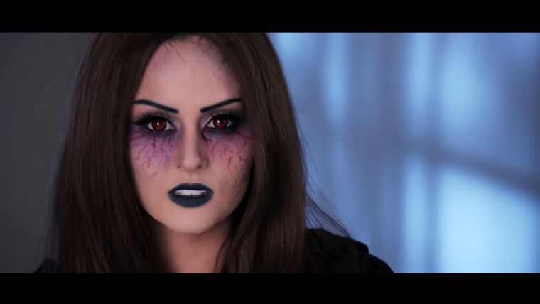 handledning-makeup-Halloween-skrämmande-video-makeup-vampyr-fru