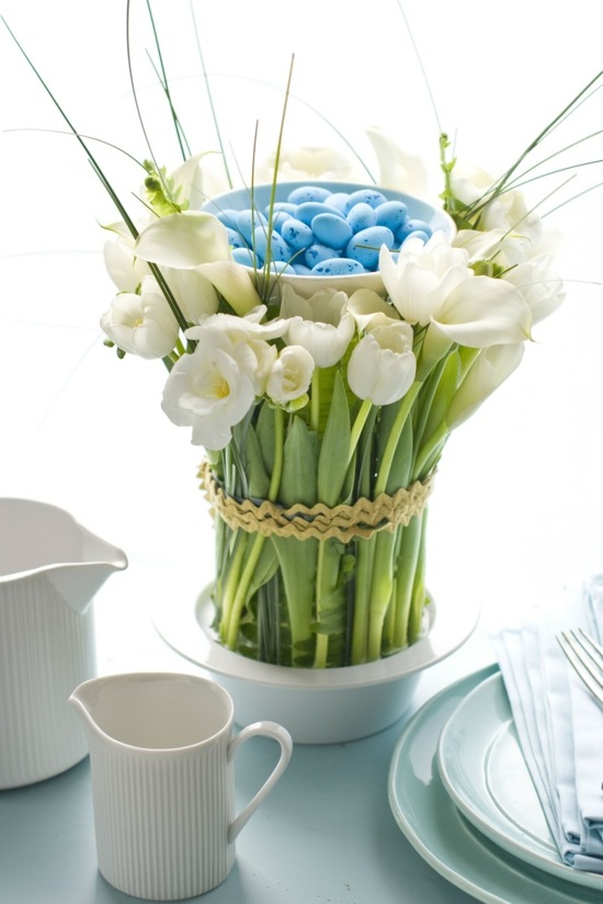 Easter 2015 view elegant decoration flowers small eggs