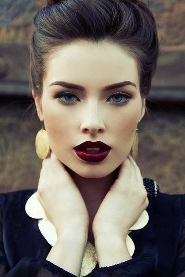 idea of ​​make-up green eyes light blue green lipstick intense color