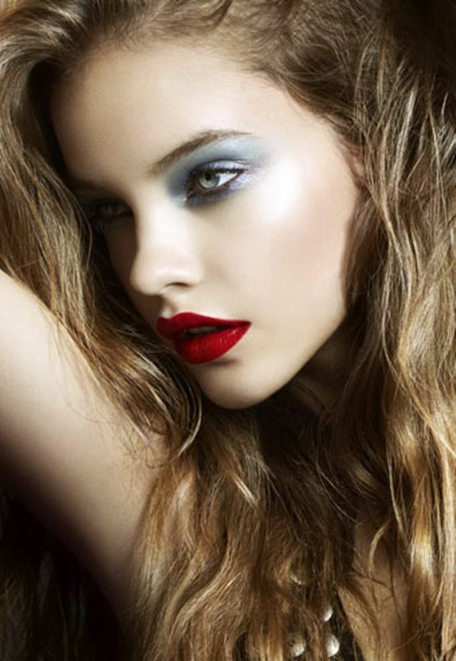 smoky makeup eyes blue green red lip white skin dark blond hair