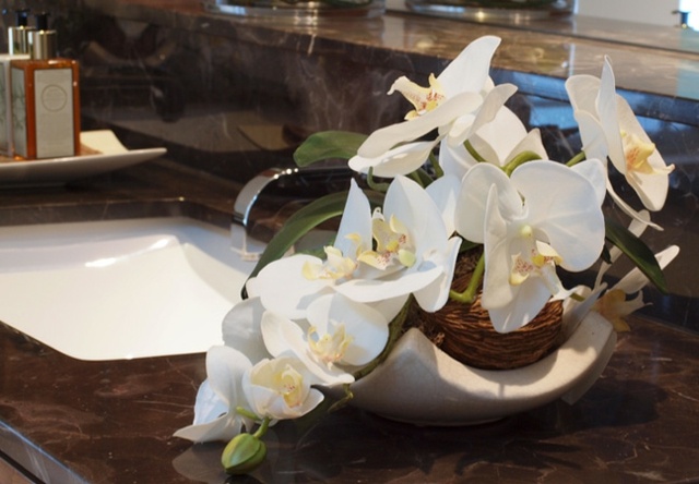 zoom white floral decoration orchidee bathroom
