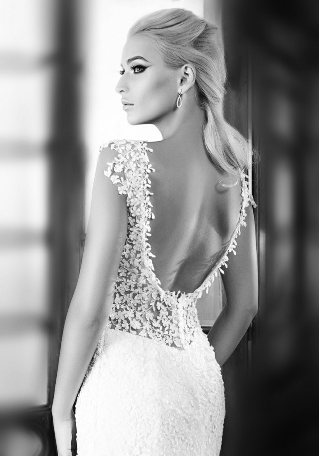 zoom backless wedding dress