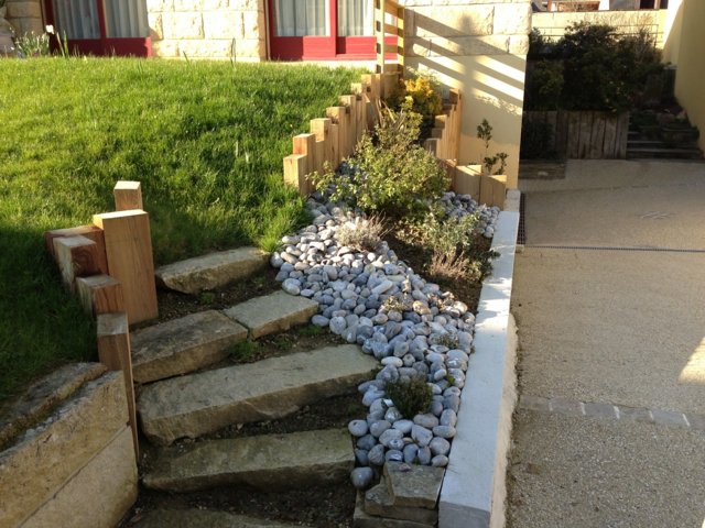 zoom small garden stairs stones